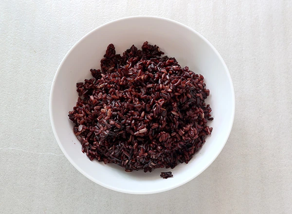 Beras merah menyehatkan karena kaya akan serat, vitamin, dan mineral yang mendukung pencernaan, menjaga kadar gula darah stabil, dan membantu pertumbuhan anak. Rasanya yang lebih kaya dan teksturnya yang kenyal juga sering disukai anak-anak setelah terbiasa, sementara kandungan nutrisi lainnya mendukung kesehatan jantung dan perkembangan tubuh mereka.